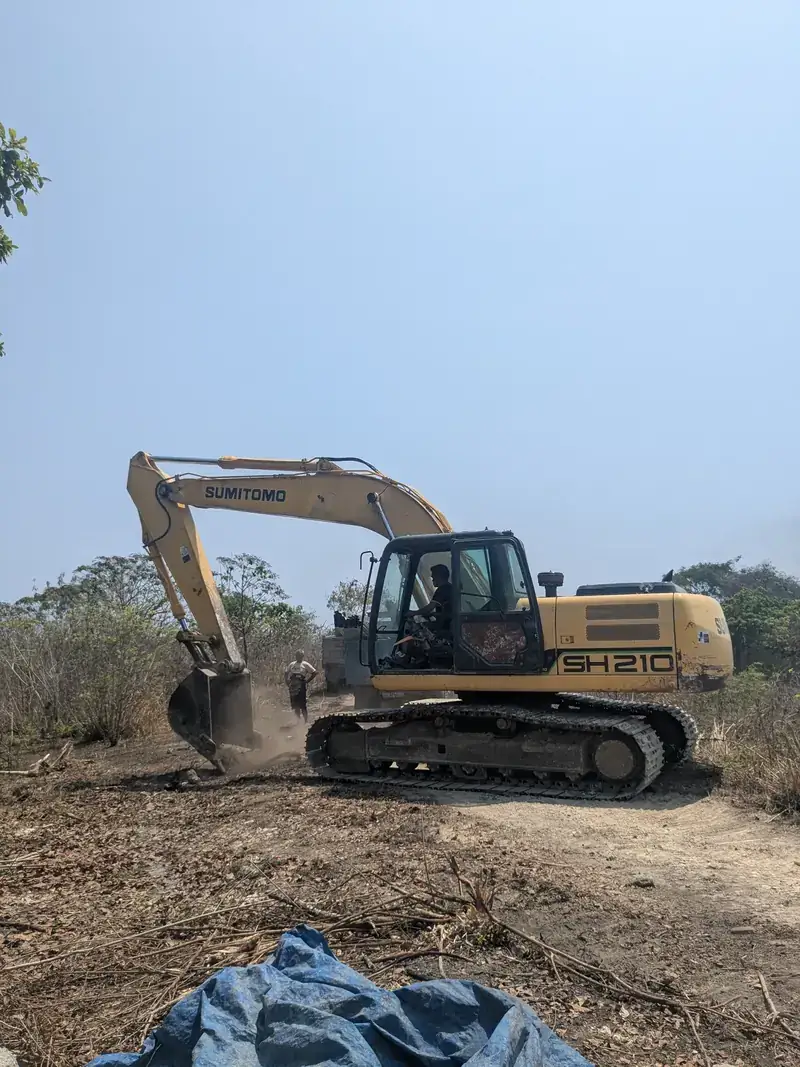 Une pelleteuse défriche le terrain