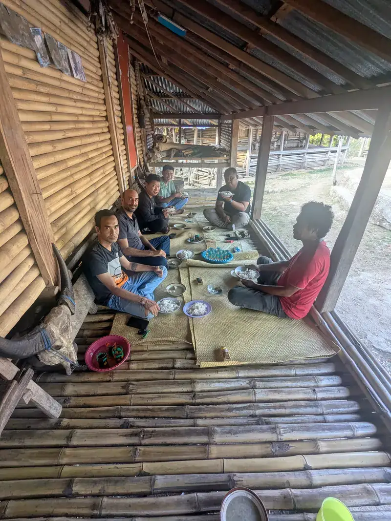Déjeuner avec l’équipe sous la véranda d’une maison traditionnelle à Gaura