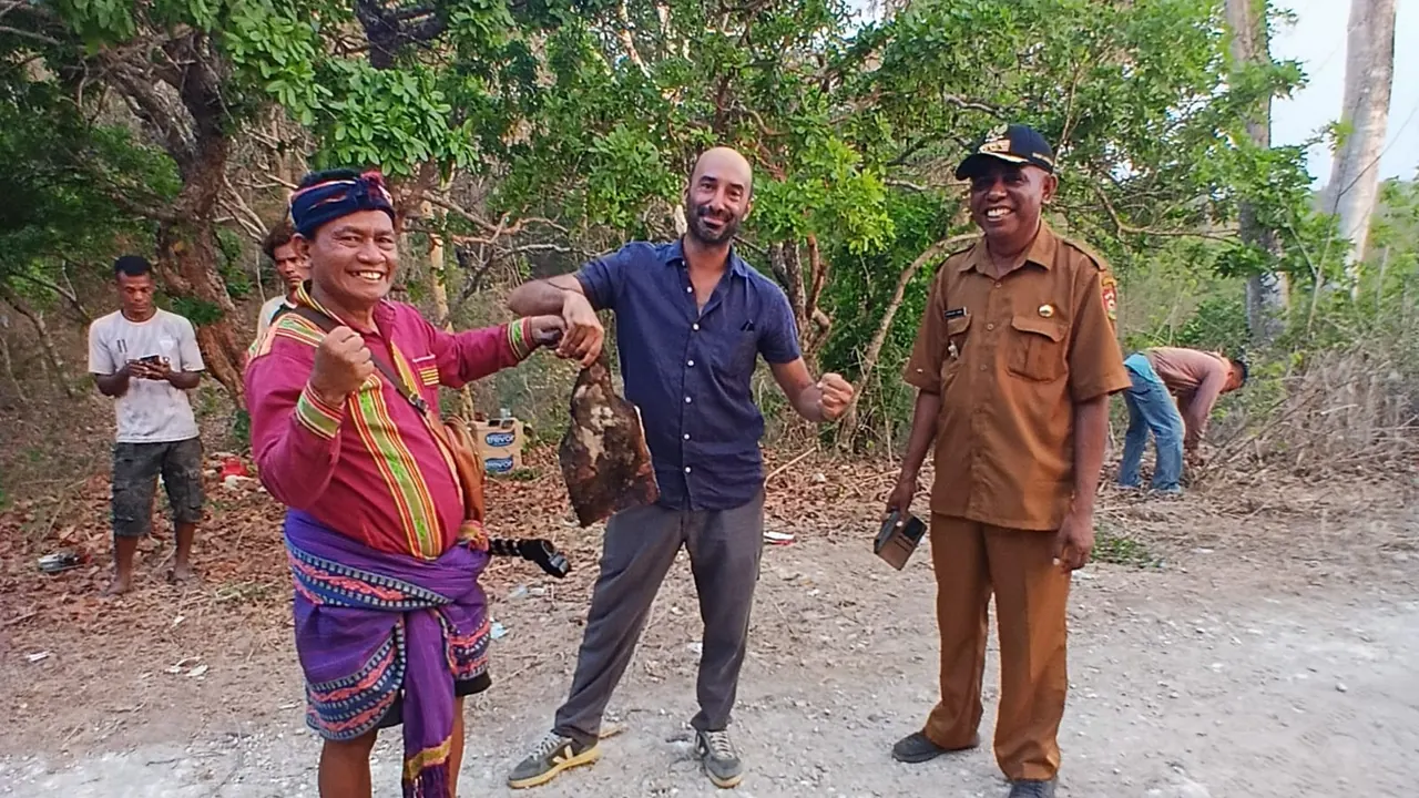 Frédéric Kreder avec un ancien en ikat et un représentant des autorités locales, après la cérémonie