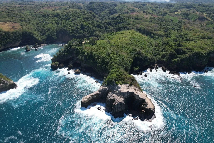 Kabisu cliffside land overlooking the Indian Ocean